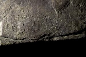 Arqueólogos noruegos aseguran haber encontrado la piedra rúnica más antigua del mundo