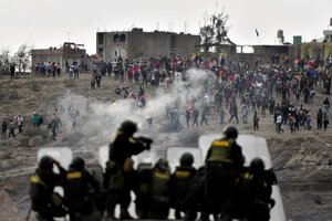 Policías y militares evitaron la toma del aeropuerto de Arequipa en Perú (Fuente: AFP)