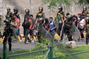 Perú: tras un cuestionado operativo, la Fiscalía ordenó la libertad de los manifestantes y estudiantes (Fuente: AFP)