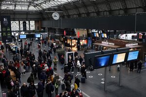 Por un "incendio voluntario", paralizaron el tráfico en una estación de trenes más grandes de París (Fuente: AFP)