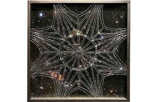 Una de la piezas de Miguel Rothschild. Vidrios de seguridad astillados sobre foto. Abajo: Escultura de vidrio de Rothschild.