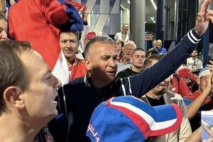 Un video subido a una cuenta de YouTube mostró al padre de Djokovic, Srdjan, posando con un hombre que llevaba una bandera rusa con el rostro de Vladímir Putin.