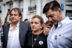 Los padres de Fernando Báez Sosa, Graciela y Silvino, a la salida del Tribunal de Dolores tras la última audiencia del juicio por el crimen de su hijo. (Télam)