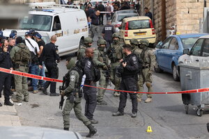 Las fuerzas de seguridad israelíes en el este de Jerusalén, donde un atacante disparó e hirió a dos personas. (Fuente: AFP)