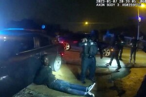 Tyre Nichols murió a causa de las patadas y trompadas que le dieron cinco policías negros que quedaron imputados por asesinato en segundo grado. (Imagen: AFP)