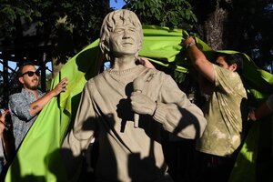 Una estatua para Alejandro “Bocha” Sokol (Fuente: Télam)