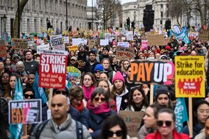 Reino Unido: cientos de miles reclaman en las calles un aumento del salario que gane a la inflación (Fuente: AFP)