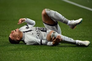 Mbappé sufre tras un golpe en la pierna izquierda (Fuente: AFP)