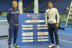 Pedro Cachín, el debutante argentino, junto a su rival Emil Ruusuvuori. (Fuente: Twitter Copa Davis)