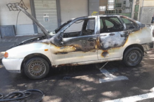 Un hombre prendió fuego su auto para que un oficial de tránsito no lo secuestre
