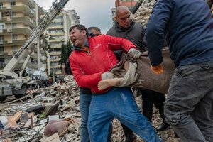 Sismo en Turquía: cientos de personas siguen bajo los escombros (Fuente: AFP)