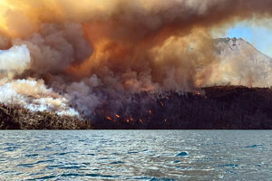 El incendio en el Parque Nacional Los Alerces en Chubut llegó al Lago Cholila