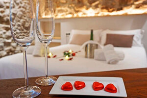 San Valentín: el precio de las rosas, bombones y una cena romántica  