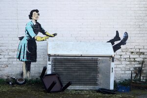 Banksy estrenó un mural callejero que denuncia la violencia contra las mujeres