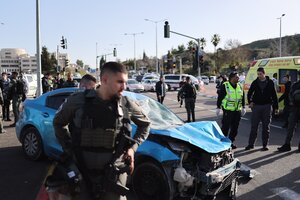 Policías israelíes en la escena del atentado del 10 de febrero. (Fuente: EFE)