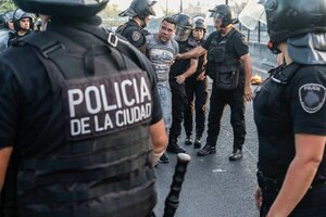 Las imágenes de la represión policial en la autopista Dellepiane (Fuente: Leandro Teysseire)