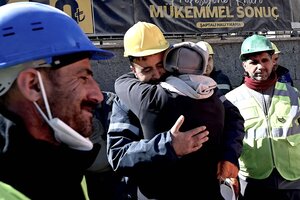 Turquía: rescatan a una joven que estuvo bajo los escombros 11 días (Fuente: AFP)