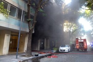 Voraz incendio en un edificio de Palermo: 11 personas afectadas por inhalación de humo