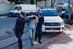 Mar del Plata: cruzó en rojo con su camioneta, embistió a una motociclista y trató de coimear a la policía