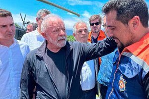 Lula junto al gobernador de San Pablo, bolsonarista Tarcisio de Freitas, con quien sobrevoló la zona inundada.