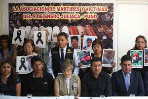 Familiares de las víctimas de Juliaca y sus abogados demandan justicia en Lima. (Fuente: EFE)