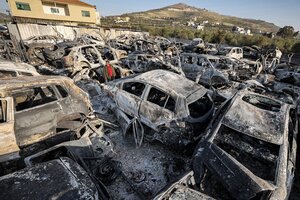 La aldea Huwara amaneció con casi todos sus autos quemados. (Fuente: AFP)
