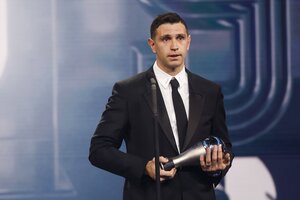 "Dibu" Martínez regresó a Aston Villa y posó con el premio The Best (Fuente: EFE)