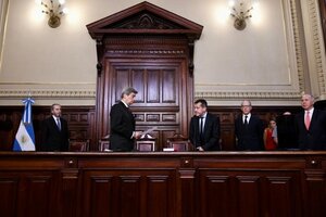 Mariano Recalde jura ante Rosatti, presidente de la Corte y del Consejo de la Magistratura. (Fuente: NA)