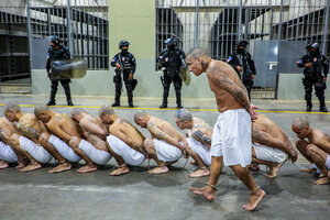 El Salvador exhibe su política represiva con el traslado a prisión de miles de pandilleros (Fuente: AFP)