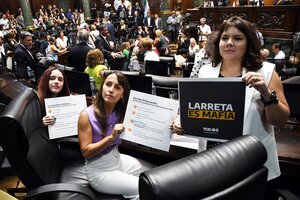 Los carteles con críticas a Larreta que legisladores del FdT llevaron a la apertura de sesiones