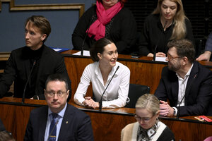 Sanna Marin (centro) junto a sus ministros en el Parlamento durante la aprobación del ingreso a laOTAN.  (Fuente: AFP)