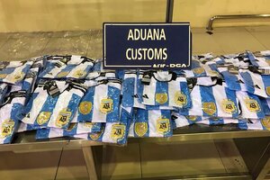 La Aduana detectó el ingreso al país de 300 camisetas de fútbol sin declarar, entre ellas, la de la Selección con tres estrellas