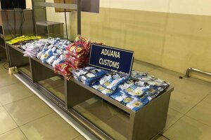La Aduana descubrió 302 camisetas de fútbol en el equipaje de un pasajero