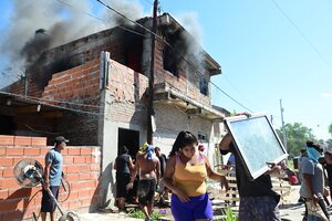 Video: vecinos desvalijan y destruyen en Rosario la casa de "El salteño", presunto asesino de Máximo Jérez  (Fuente: Télam)