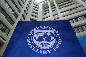 A pesar del reclamo de Argentina, el FMI sigue sin bajar los sobrecargos.