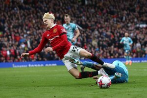 Alejandro Garnacho se retiró de Old Trafford en muletas y generó preocupación en el seleccionado argentino