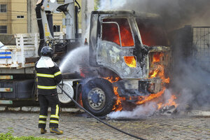 Un bombero intenta controlar el fuego de un vehículo en llamas en Parnamirim.  (Fuente: EFE)