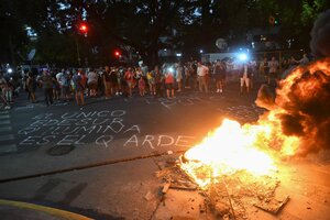Parque Avellaneda: los vecinos protestan por la falta de luz y la Infantería llegó para proteger las oficinas de Edesur (Fuente: Télam)