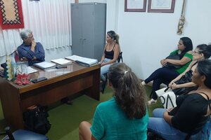Referentas de organizaciones junto al senador Walter Cruz.