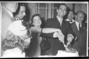Norita Cortiñas cortando, junto a su marido, la torta de bodas, cuando no sabía que sería una revolucionaria. (Fuente: Archivo personal de Nora Cortiñas)