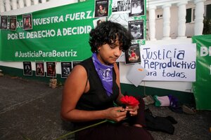 Organizaciones feministas, activistas y familiares de Beatriz realizaron una vigilia afuera de la sede de la Corte IDH en San José, Costa Rica (Fuente: AFP)