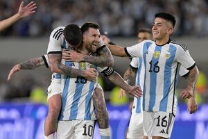 Messi recibe el saludo de De Paul (encima) y Almada, luego de su gol de tiro libre.