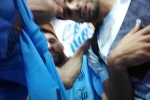 Fernando Palacios al momento de llegar hasta Lionel Messi en el evstuario de la Selección en el predio de Ezeiza. Imagen: captura de video.