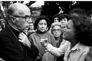Nora Cortiñas increpando a la Iglesia cómplice de la dictadura. (Fuente: Archivo personal de Nora Cortiñas)