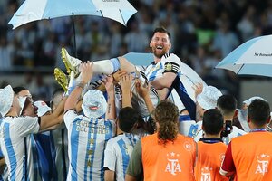 Messi es levantado en andas por sus compañeros (Fuente: Fotobaires)