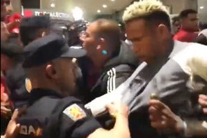 La insólita pelea entre jugadores de Perú y la policía en España (Fuente: Captura de vídeo )