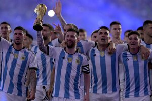 Messi y compañía, festejando una vez más el título mundial de Qatar 2022 (Foto: AFP).