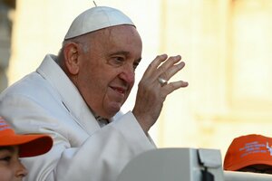 El parte médico del papa Francisco: "mejora progresivamente" y seguirá internado (Fuente: AFP)