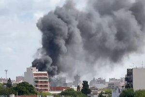 Imagenes del incendio que se originó en una fábrica textil en el barrio de Flores. Imagen: Twitter/@DiegoMMorales