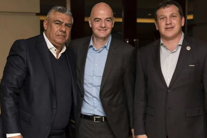 Claudio "Chiqui" Tapia, Gianni Infantino y Alejandro Domínguez, presidentes de AFA, FIFA y CONMEBOL respectivamente. 